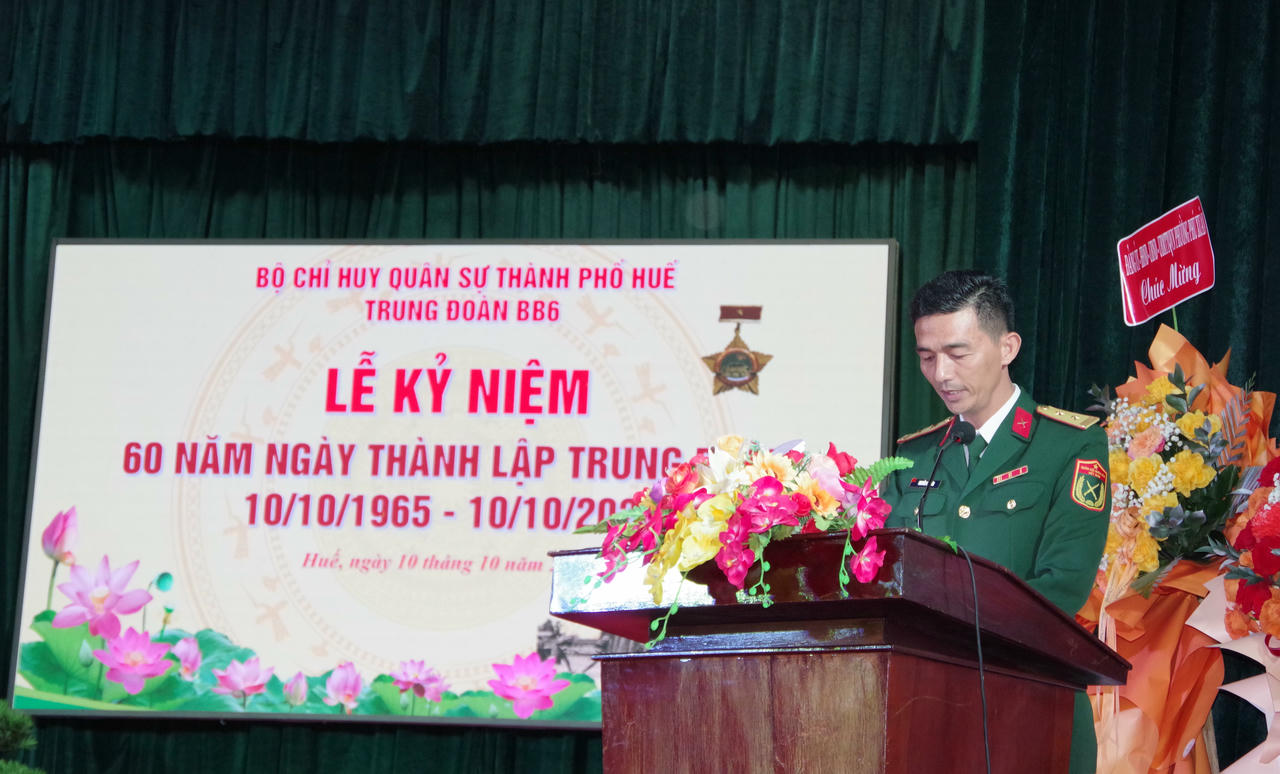 Trung tá Nguyễn Bảo Lân, Trung đoàn trưởng đọc thư của Bộ trưởng Bộ Quốc phòng gửi cán bộ, chiến sĩ Trung đoàn nhân kỷ niệm 60 năm ngày truyền thống.