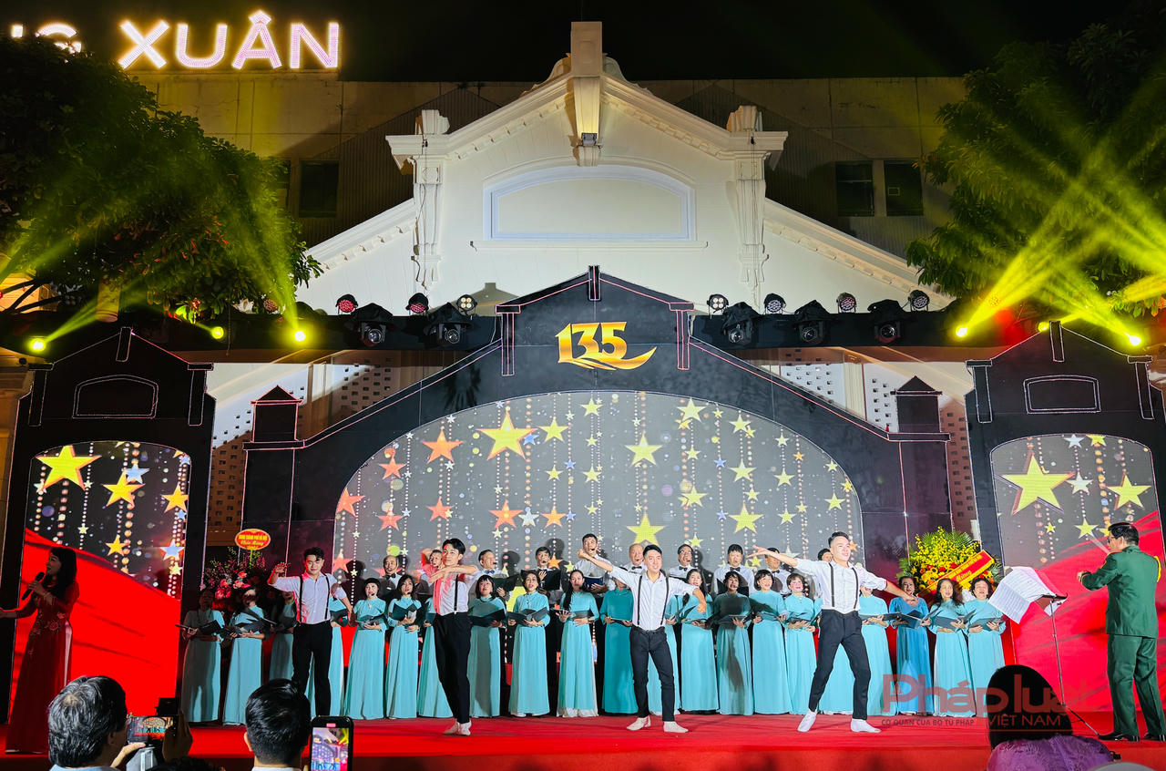 ... cùng sân khấu nghệ thuật ấn tượng.