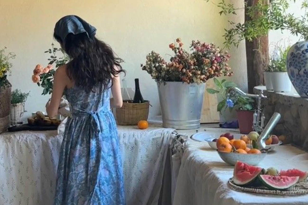 Mùa hoa dưới ban công