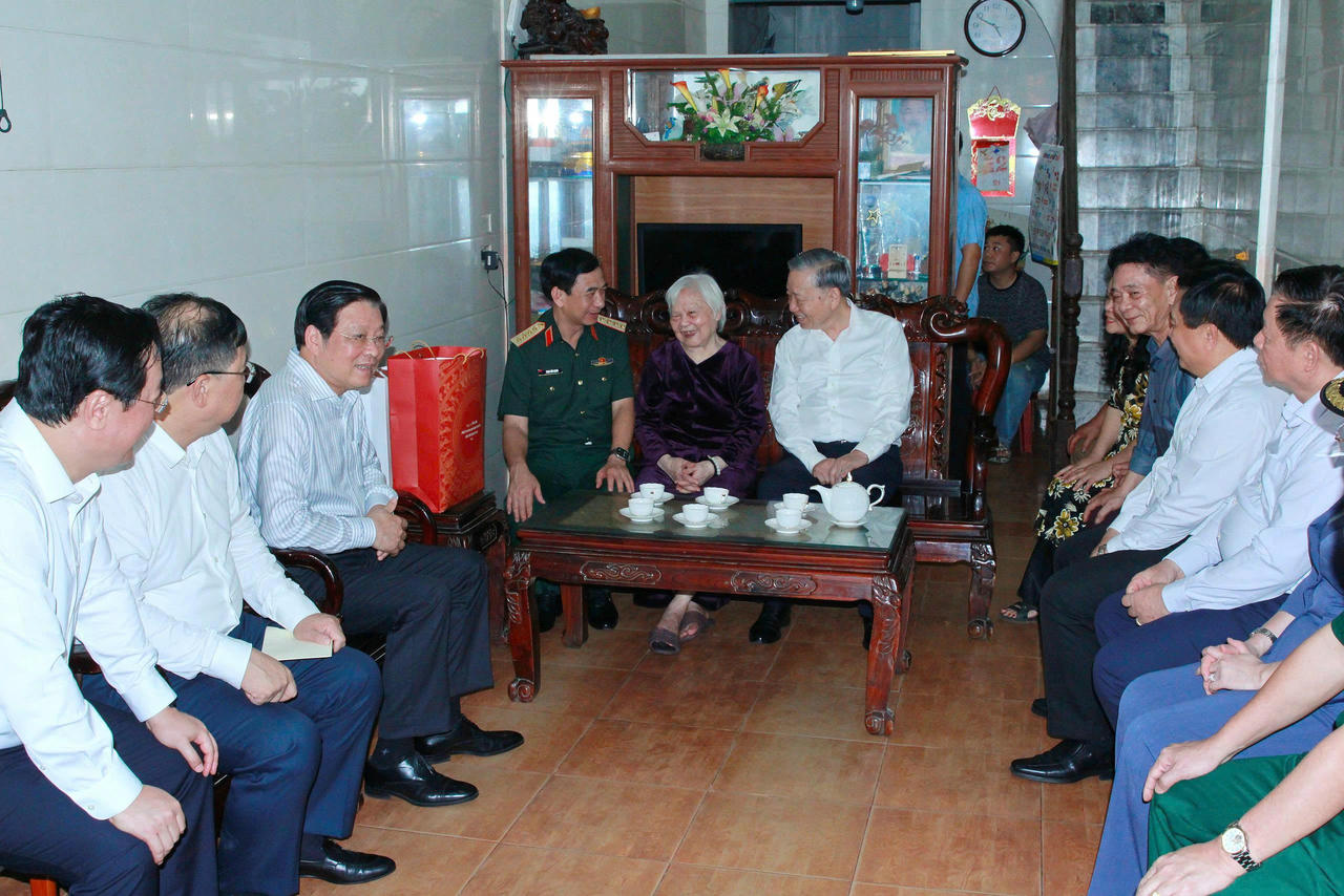 Tổng Bí thư Tô Lâm và đoàn công tác thăm và tặng quà tri ân Mẹ Việt Nam anh hùng Nguyễn Thị Kim Oanh