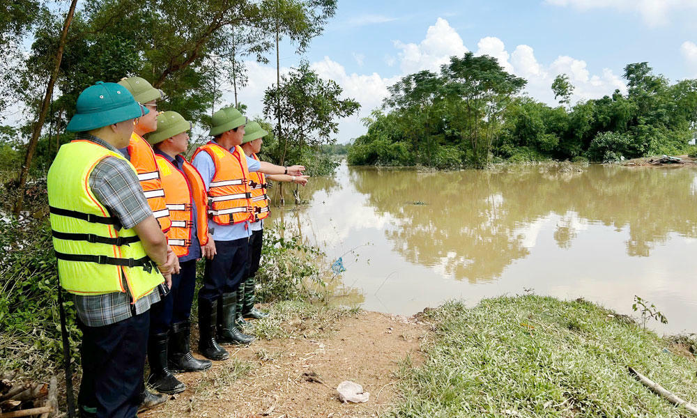 Phó Chủ tịch UBND tỉnh Lê Xuân Lợi Kiểm tra hệ thống thủy lợi, đê điều, khu vực có nguy cơ sạt lở.