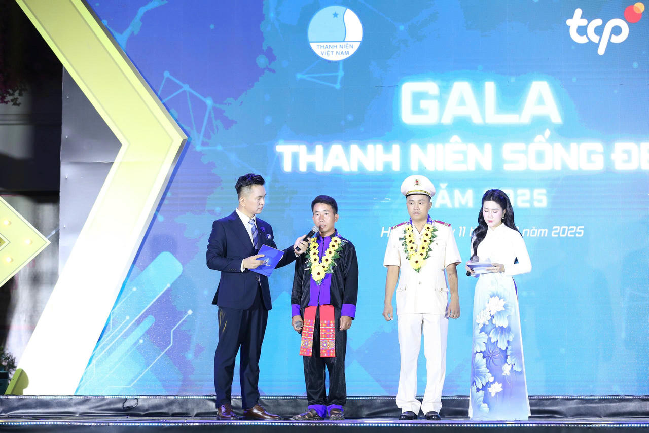 Trưởng bản Mùa A Thi (xã Xa Dung, tỉnh Điện Biên) – người đã dũng cảm quên mình vì cộng đồng giao lưu tại chương trình (Ảnh: Đ.Hải)