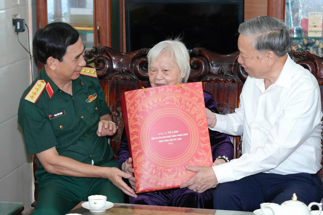 Tổng Bí thư Tô Lâm thăm, tặng quà Mẹ Việt Nam Anh hùng tại Nghệ An