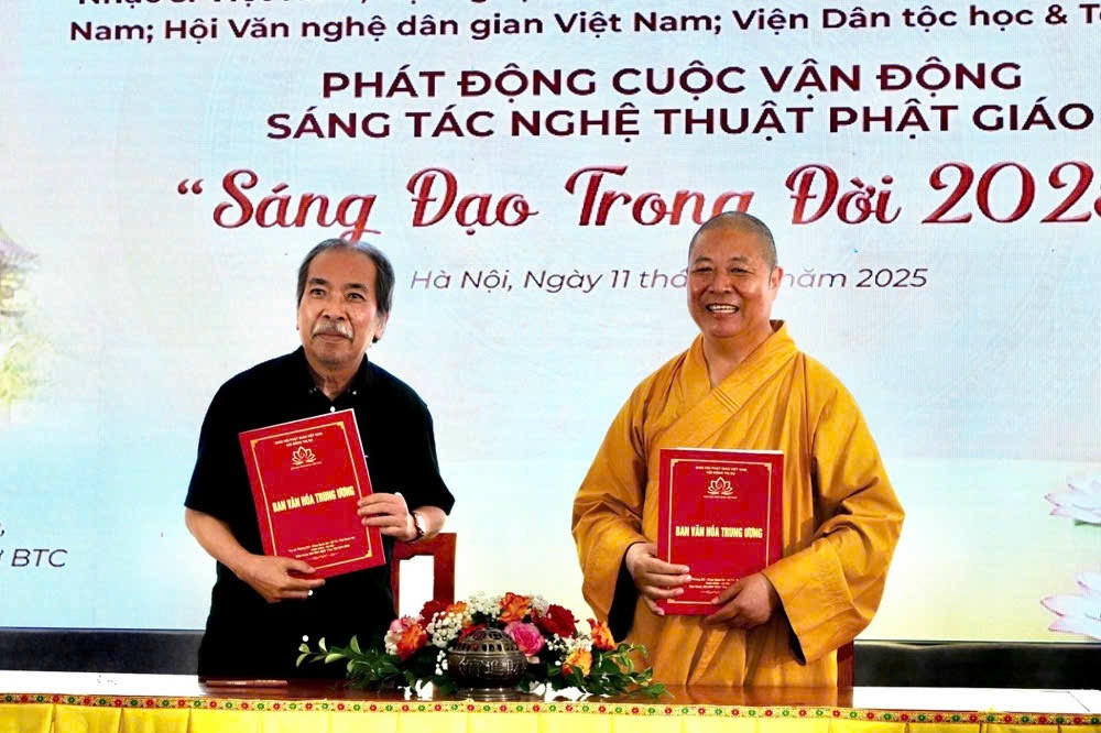 Ban Tổ chức ký kết hợp tác truyền thông, giữa Ban Văn hóa Trung ương Giáo hội Phật giáo với Hội Nhà văn Việt Nam (Ảnh: C. Vân). 
