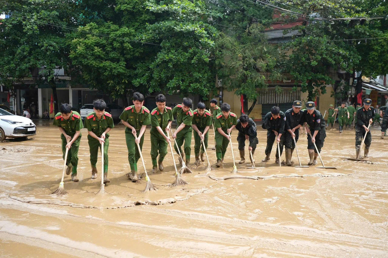 Công an Lào Cai chủ động, kịp thời bảo vệ an toàn cho nhân dân trong mưa lũ
