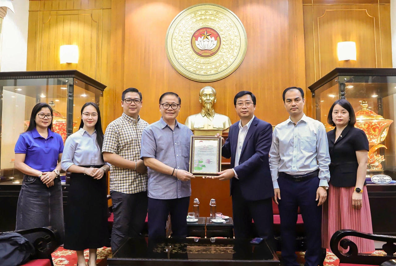 Ông Vũ Minh Châu đại diện Công ty TNHH Bảo Tín Minh Châu nhận thư cảm ơn từ Ủy ban Trung ương Mặt trận Tổ quốc Việt Nam.
