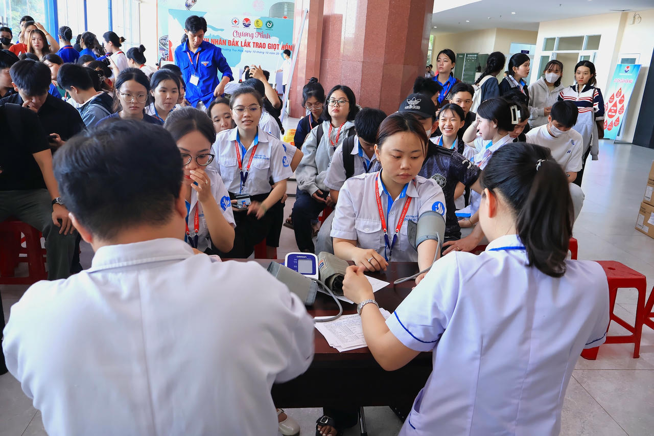 Chương trình “Doanh nhân Đắk Lắk trao giọt hồng” thu hút hàng trăm sinh viên tình nguyện hiến máu.
