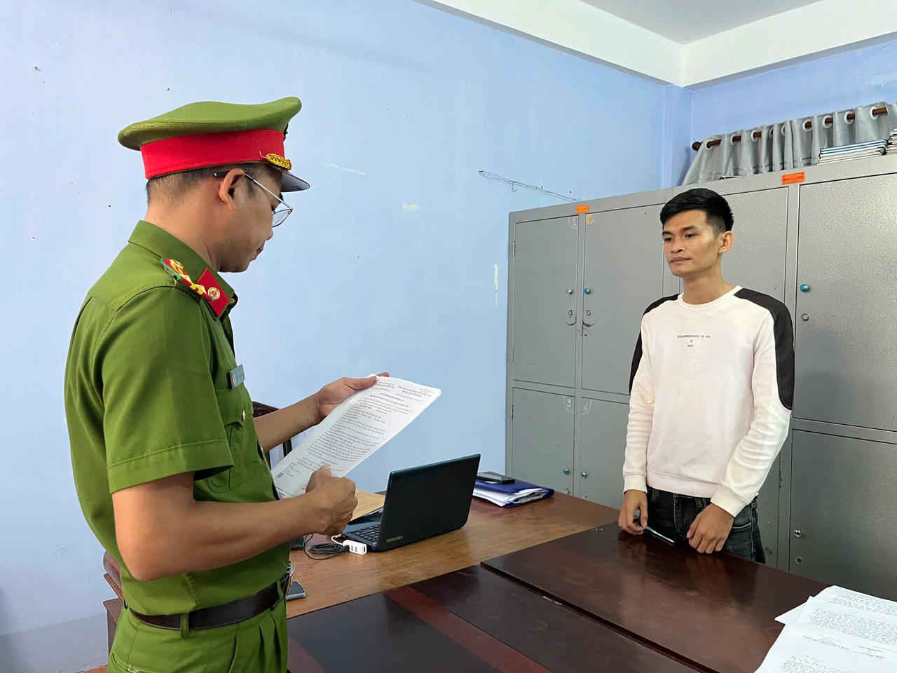 Khởi tố đối tượng đá vào bụng thai phụ vì 3 gói mì tôm