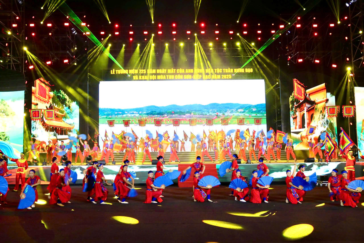 Chương trình được dàn dựng theo hình thức sân khấu hóa sử thi.