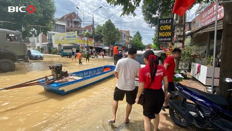 BIC nhanh chóng bố trí phương tiên chuyên dụng để hỗ trợ cán bộ và người dân bị ngập do bão