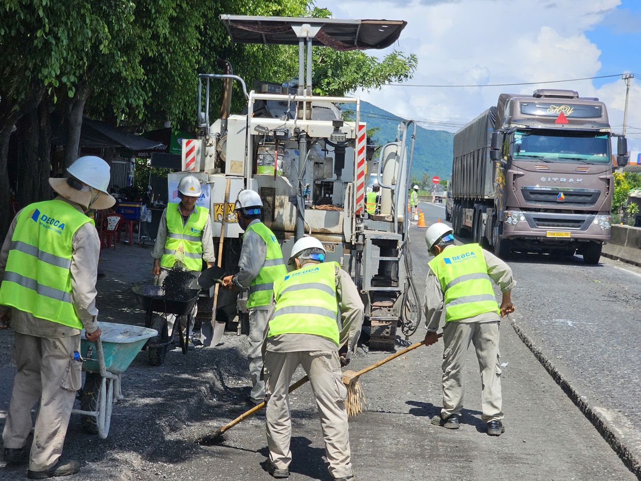 Sửa chữa các vị trí mặt đường bị bong tróc trên tuyến QL1 qua tỉnh Khánh Hoà