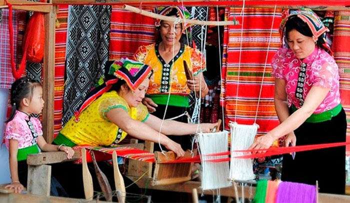 Trình diễn dệt thổ cẩm tại Làng Văn hóa - Du lịch các dân tộc Việt Nam (ảnh BTC)