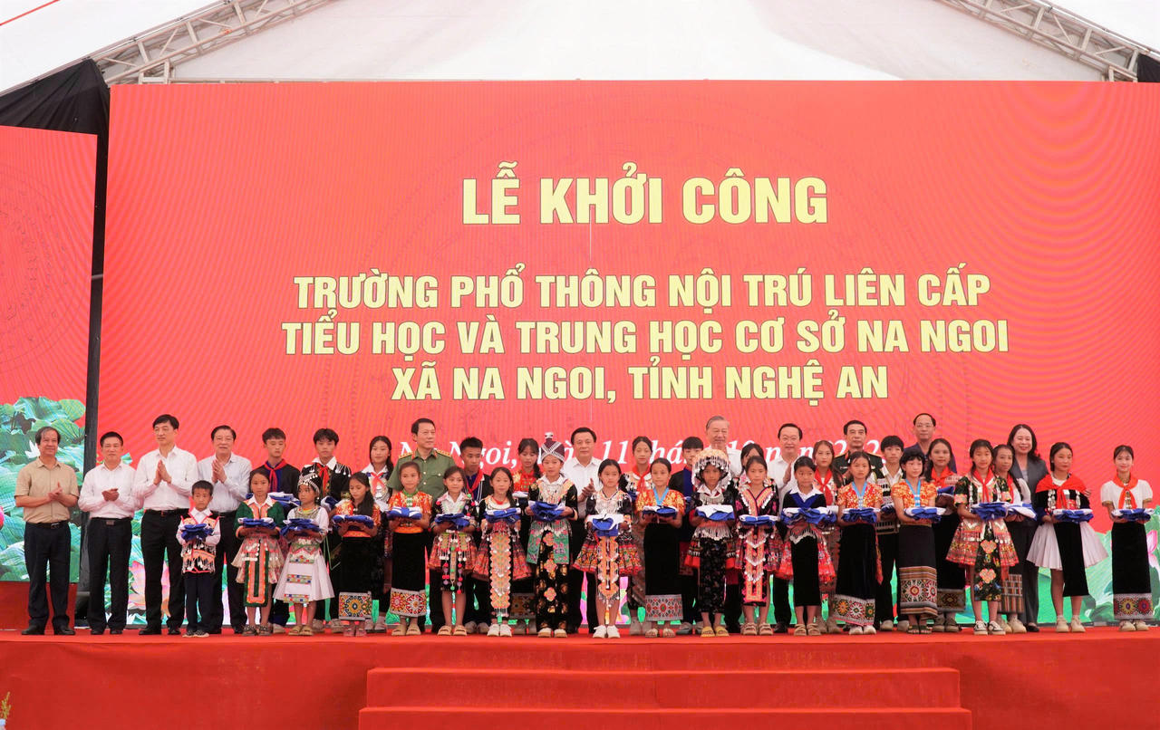 Tổng Bí thư Tô Lâm và các lãnh đạo Đảng, Nhà nước tặng quà các học sinh trên địa bàn xã Na Ngoi