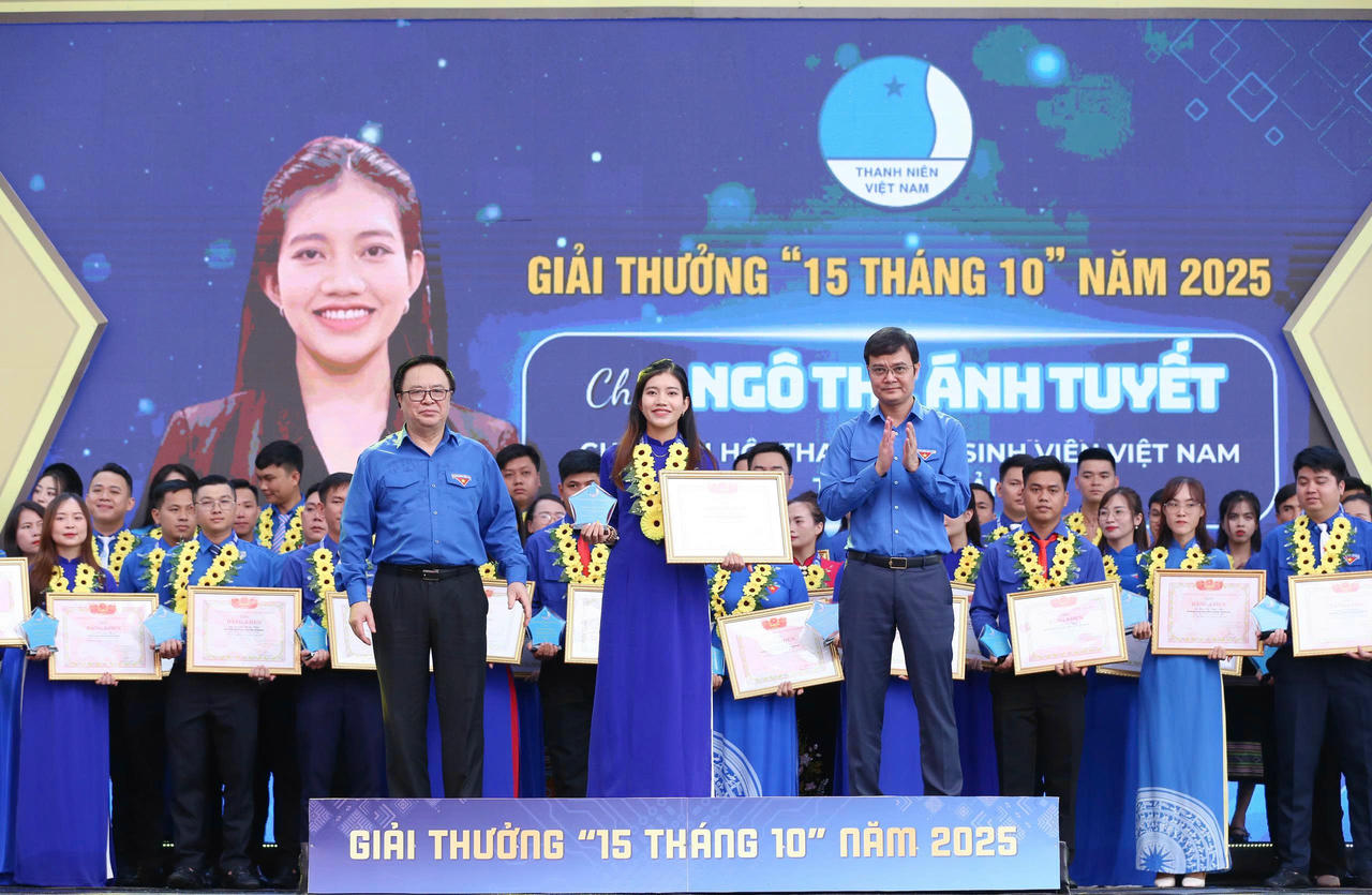 Ông Hoàng Bình Quân - nguyên trưởng Ban Đối ngoại T.Ư, nguyên  Bí thư thứ nhất Trung ương Đoàn và ông  Bùi Quang Huy, Bí thư Thứ nhất T.Ư Đoàn trao giải thưởng cho cán bộ Hội nhận Giải thưởng 15 tháng 10 (Ảnh: Đ.Hải)