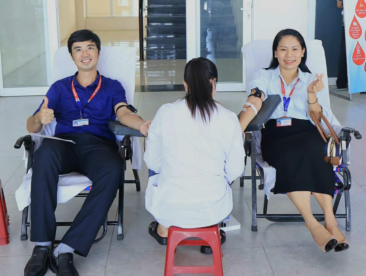 Nguyễn Huy Vũ (bên trái) - Phó Trưởng phòng Quản lý chất lượng – Truyền thông &amp; Công tác sinh viên.