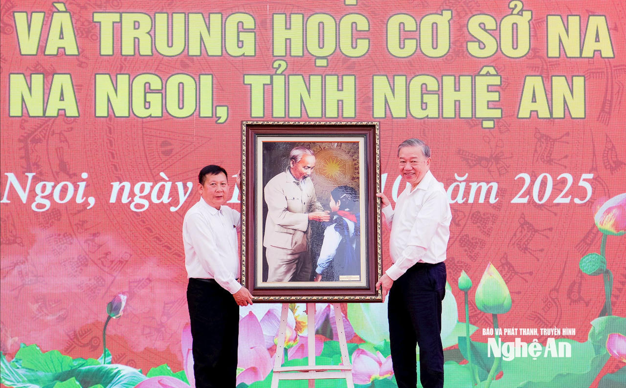 Tổng Bí thư Tô Lâm trao tặng nhà trường bức ảnh “Bác Hồ quàng khăn đỏ cho học sinh” – biểu tượng thiêng liêng thể hiện sự quan tâm của Bác đối với thế hệ trẻ.