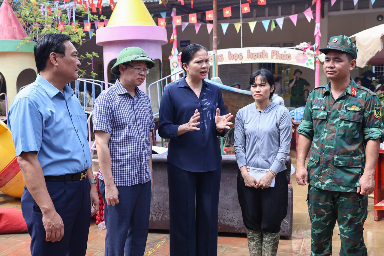 Phó Chủ tịch UBTƯ MTTQ Việt Nam Hà Thị Nga trao đổi, động viên lực lượng hỗ trợ Nhân dân dọn dẹp cơ sở vật chất trên địa bàn tỉnh Thái Nguyên. Ảnh: Quang Vinh