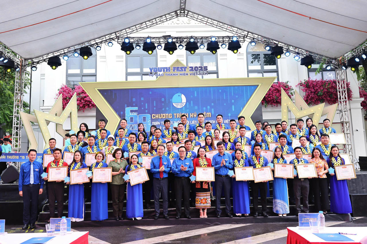 Ban tổ chức chụp ảnh kỷ niệm cùng 69 Gương 15 tháng 10 (Ảnh: Đ.Hải)