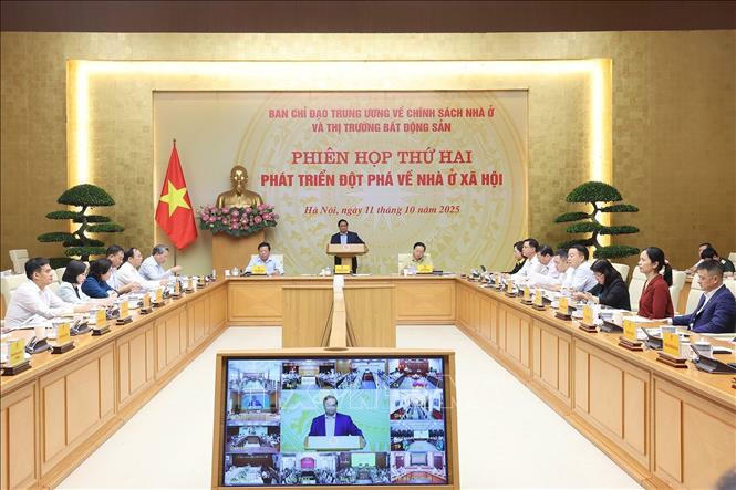 Thủ tướng Phạm Minh Chính chủ trì phiên họp về phát triển nhà ở xã hội. Ảnh: Dương Giang/TTXVN