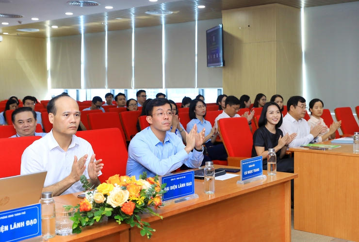 Các đại biểu tham dự buổi lễ.