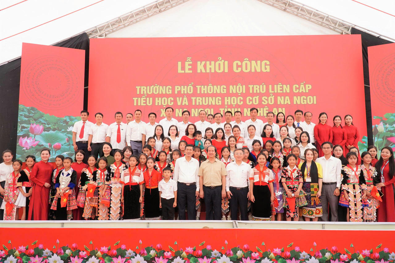 Tổng Bí thư Tô Lâm, lãnh đạo Đảng, Nhà nước và đại diện lãnh đạo tỉnh Nghệ An chụp ảnh lưu niệm với thầy cô giáo và các em học sinh xã Na Ngoi.
