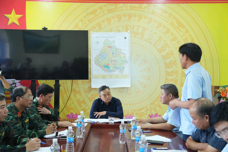 Giám đốc Sở Nông nghiệp và Môi trường Hà Nội Nguyễn Xuân Đại báo cáo về diễn biến tình hình mưa lũ.