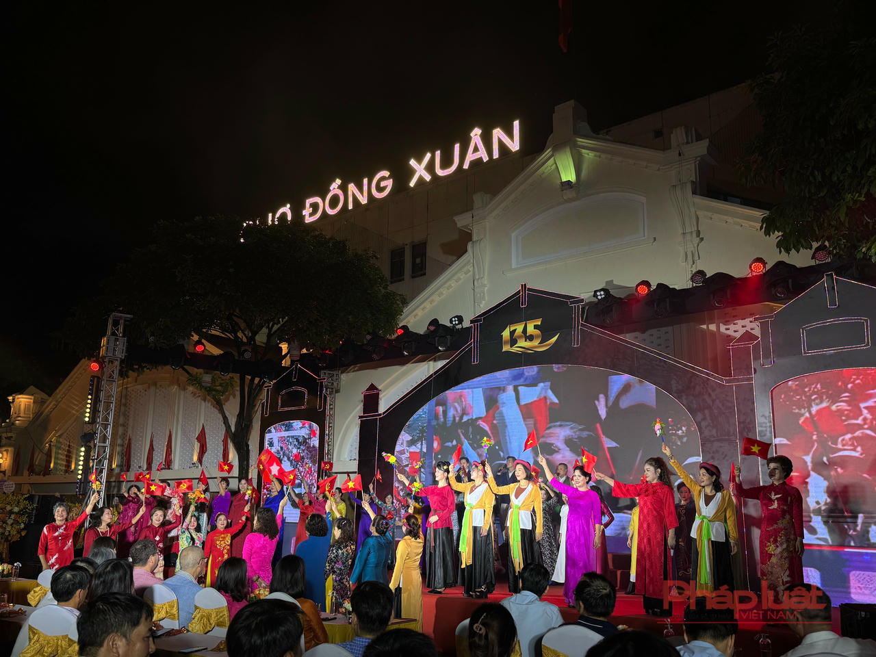 Các tiết mục có sự tham gia biểu diễn của tập thể cán bộ, nhân viên Công ty Cổ phần Đồng Xuân cùng các tiểu thương đang gắn bó với chợ. 