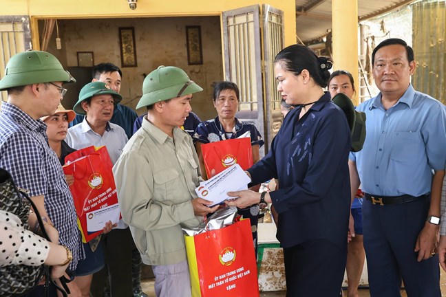 Bà Hà Thị Nga thăm hỏi và trao quà động viên các gia đình bị thiệt hại bởi mưa, lũ trên địa bàn tỉnh Thái Nguyên. Ảnh: Quang Vinh