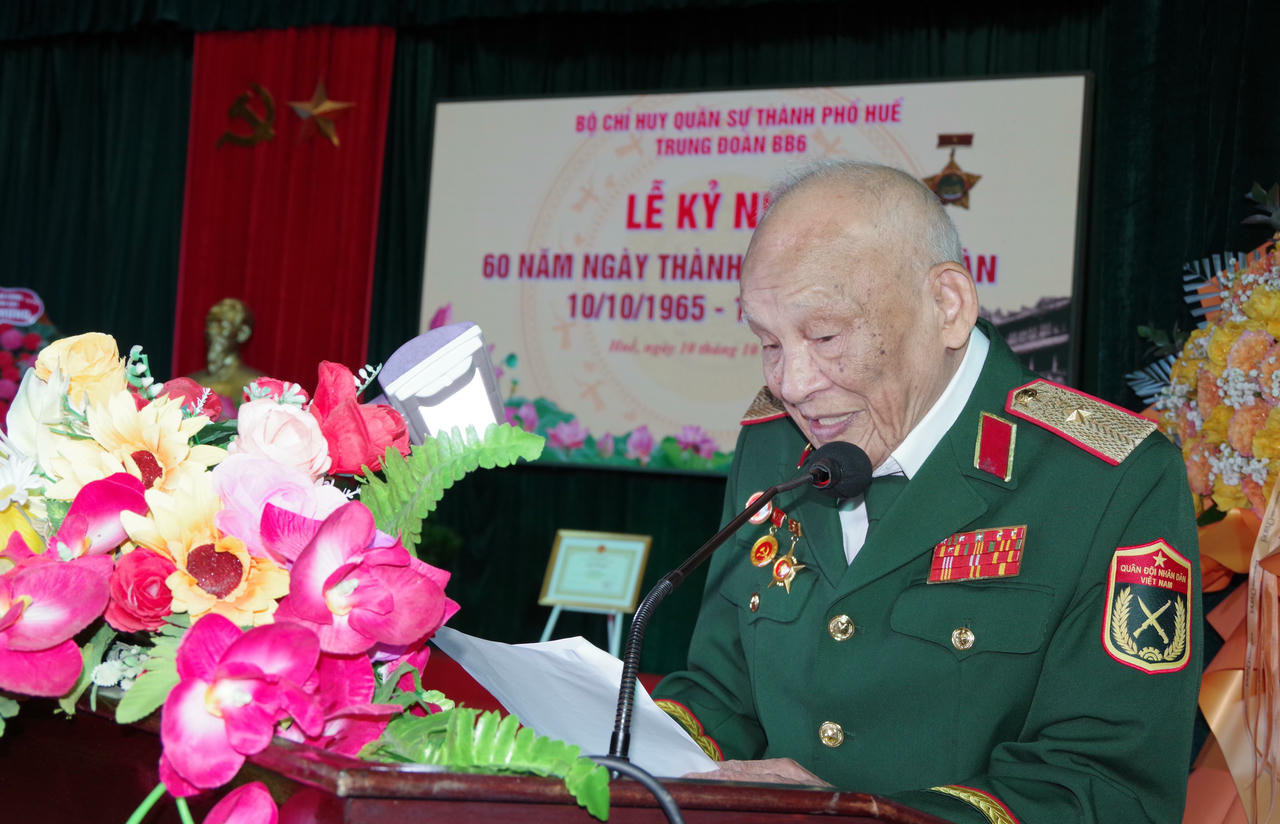 Thiếu tướng Nguyễn Văn Thu, nguyên Phó Tư lệnh Quân khu, đại diện nguyên lãnh đạo qua các thời kỳ phát biểu tại Lễ kỷ niệm.