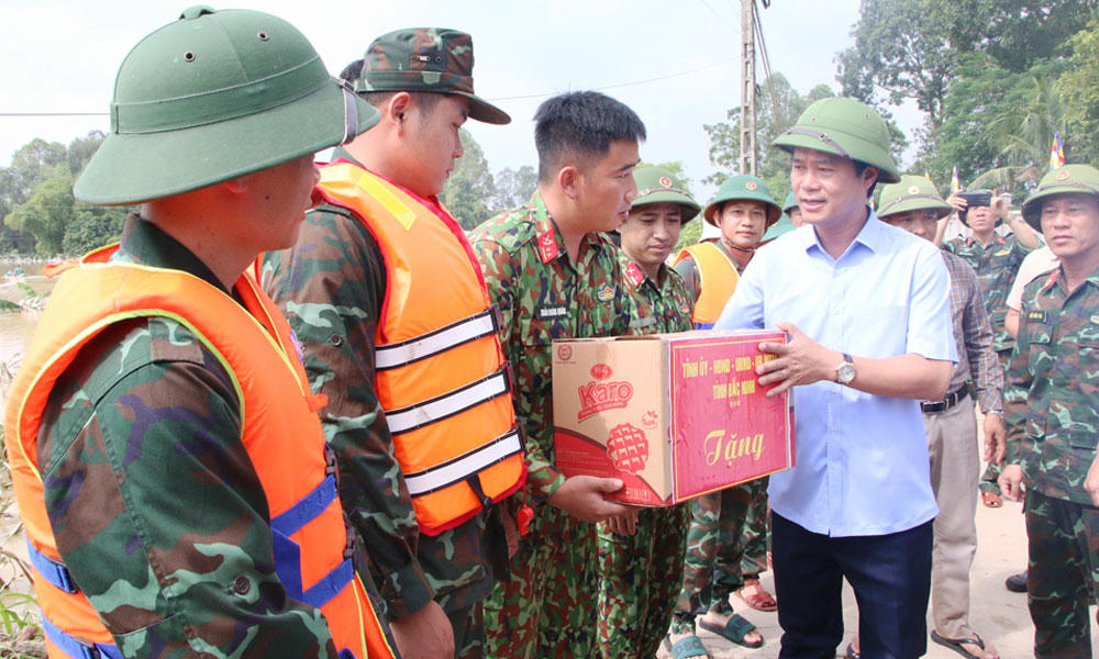 Phó Chủ tịch UBND tỉnh Lê Xuân Lợi thăm hỏi tặng quà động viên các lực lượng vũ trang tỉnh đang làm nhiệm vụ tại các tuyến đê trọng điểm.