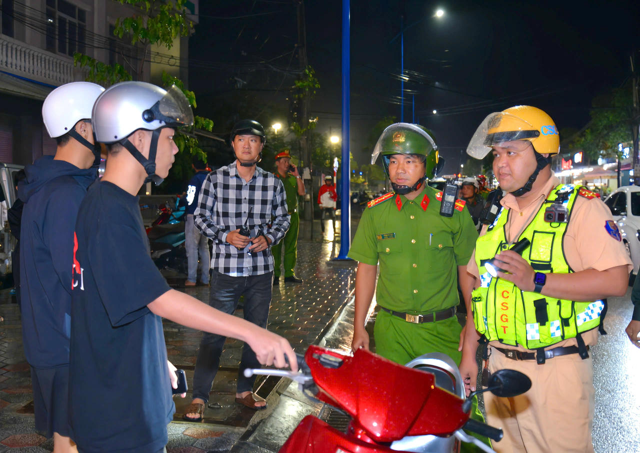 Các Tổ công tác 21 và 238 tuần tra khép kín địa bàn, bảo đảm ANTT trong chuỗi sự kiện Đại hội.