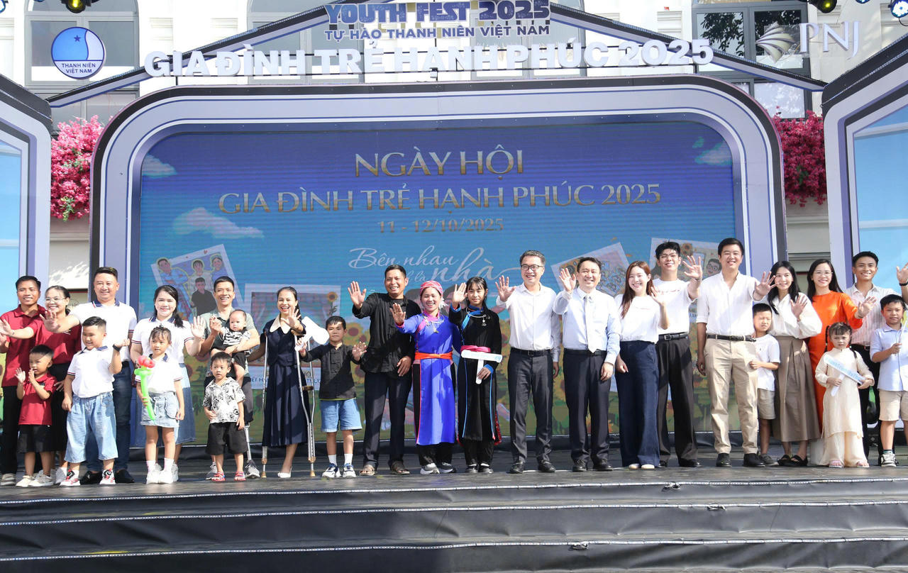 Các gia đình trẻ tiêu biểu 2025 tại Lễ khai mạc Ngày hội (Ảnh: Đ.Hải)