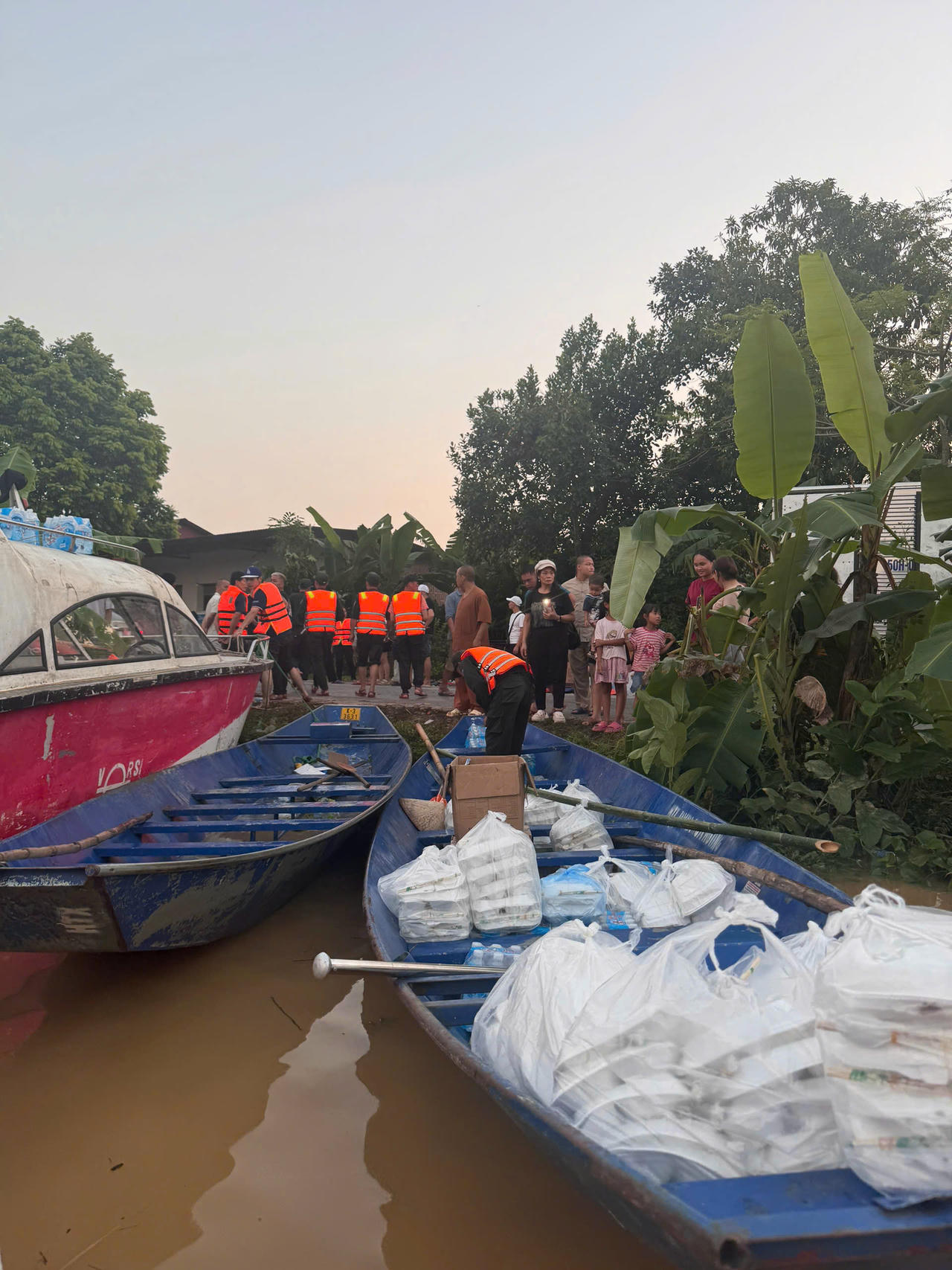 Đoàn TN73 Quảng Trị và nhóm Thiện Nguyện Hà Nội phối hợp cùng Cảnh sát Cơ động, Bộ Công an vận chuyển hàng cứu trợ đến vùng lũ.
