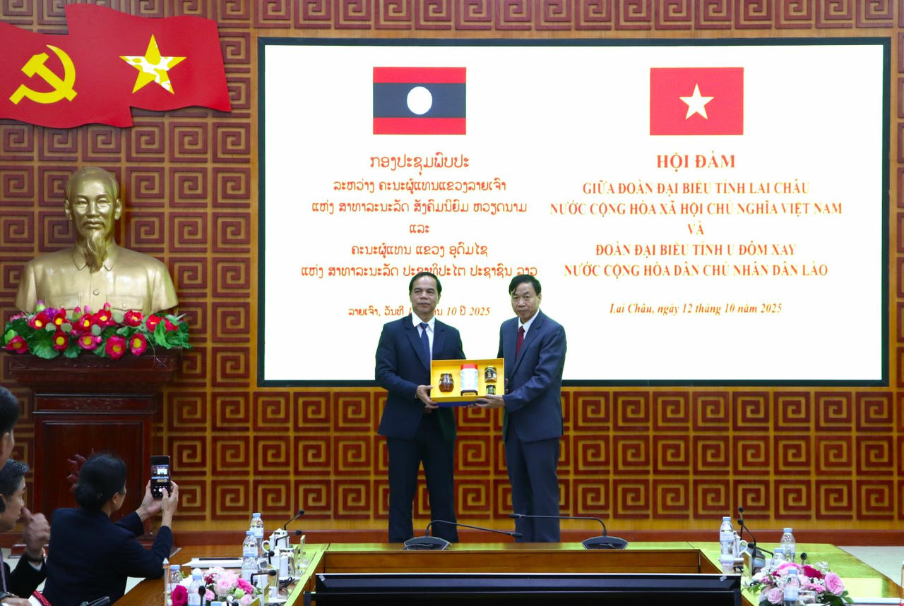 Ông Lê Văn Lương - Phó Bí thư Tỉnh ủy, Chủ tịch UBND tỉnh Lai Châu tặng các sản phẩm OCOP cho ông Vông Sạ Văn Xay Nhạ Vông - Phó Bí thư Tỉnh ủy, Chủ tịch Ủy ban Chính quyền tỉnh U Đôm Xay.