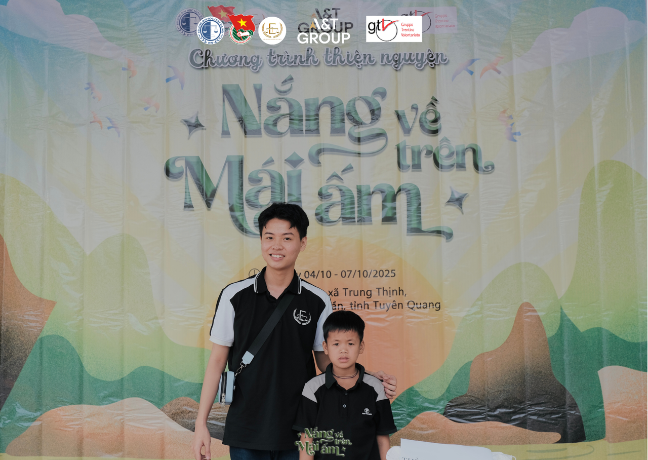 Đoàn tình nguyện Liên chi Đoàn khoa Pháp luật Kinh tế trao tặng đồ dùng học tập và nhu yếu phẩm cho học sinh Trường Tiểu học Cốc Pài, huyện Xín Mần (Hà Giang cũ) nay là tỉnh Tuyên Quang.