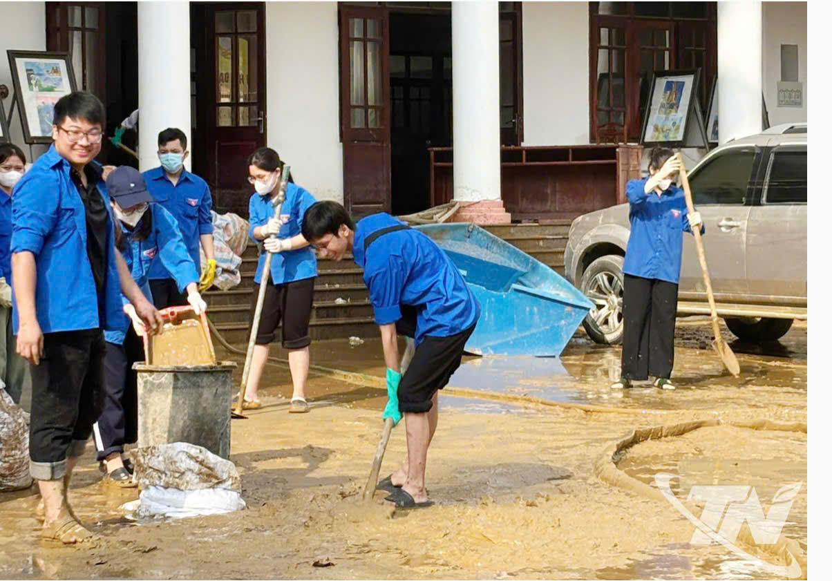 Sinh viên Trường Đại học Y - Dược Thái Nguyên tham gia dọn vệ sinh tại UBND phường Phan Đình Phùng. (Ảnh báo Thái Nguyên).