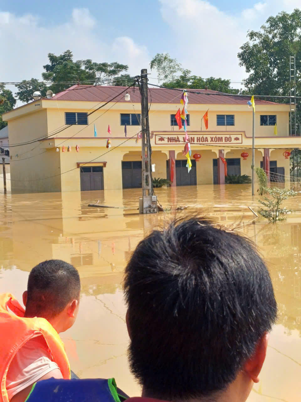 TN73 Quảng Trị vận chuyển hàng cứu trợ vào vùng rốn lũ phường Vân Hà.