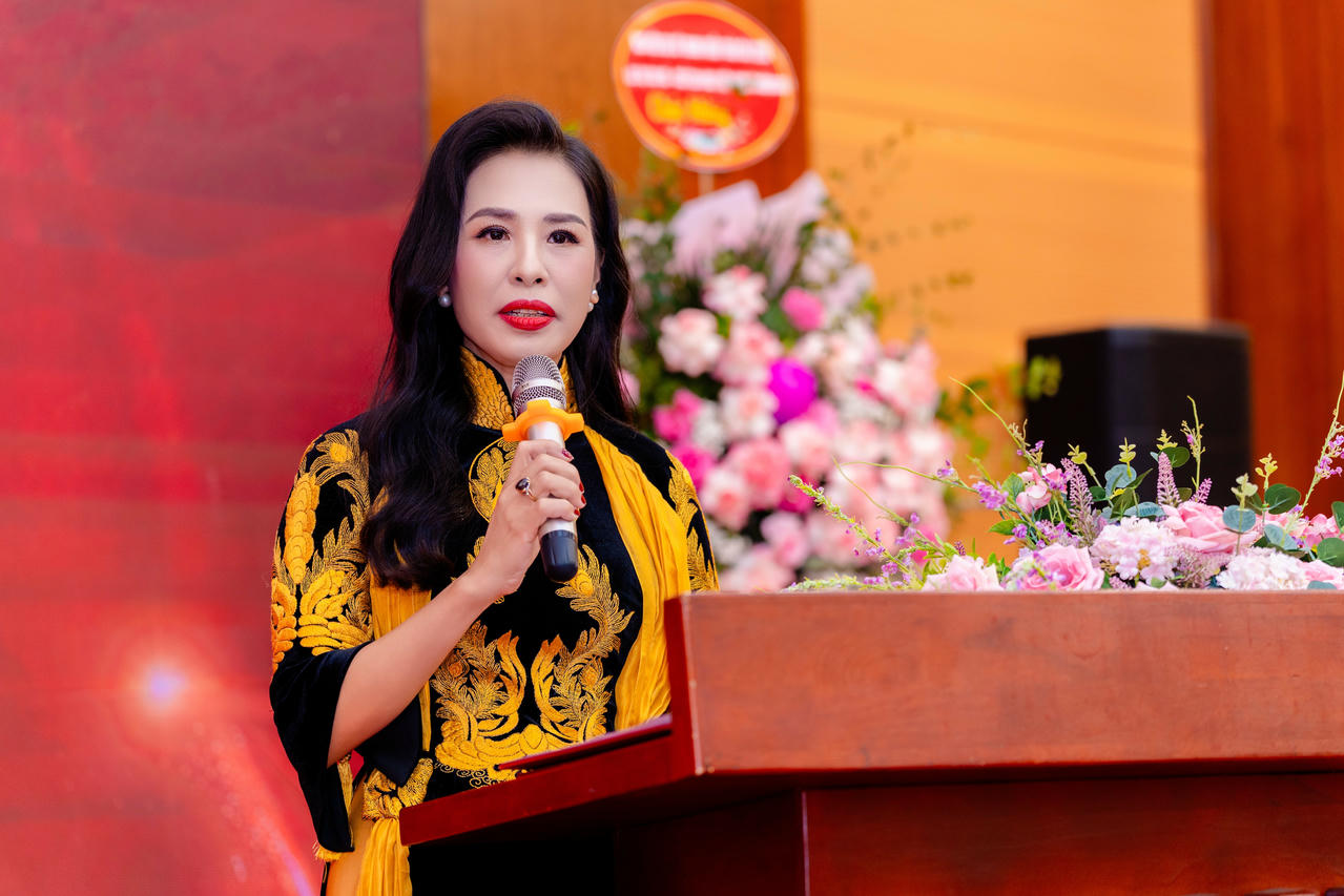 Bà Lê Thị Minh Hoa – Viện trưởng Viện Nghiên cứu Phát triển Nữ Doanh nhân Quốc tế (IWEDI), Chủ tịch Hội đồng Nữ Doanh nhân Quốc tế (IWEC) – phát biểu khai mạc, định hướng ý nghĩa và mục tiêu của chương trình.. 