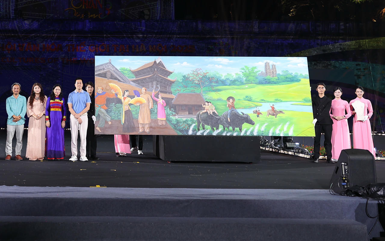 SHB và T&amp;T&nbsp; thắng đấu giá với số tiền lên tới 1 tỷ đồng với bức tranh khổ lớn ‘’Điệu chèo cổ và tiếng sáo diều trên cánh đồng vàng’’ (ảnh Hòa Nguyễn).