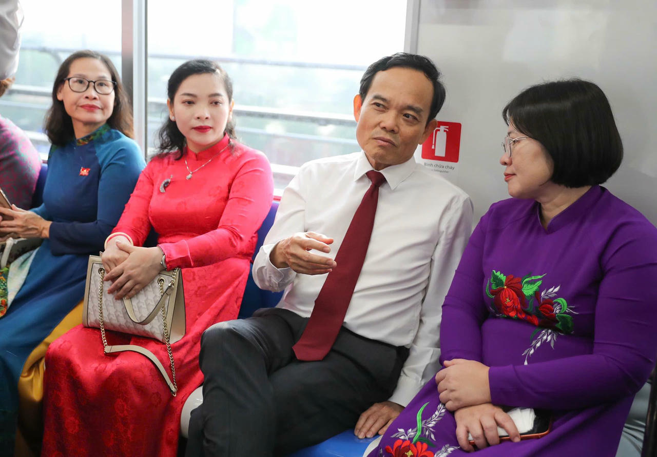 Bí thư Thành ủy trao đổi cùng các đại biểu nữ trên chuyến tham quan Metro số 1.