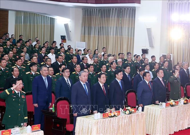 Tổng Bí thư Tô Lâm và các đại biểu thực hiện nghi lễ chào cờ. Ảnh: Thống Nhất/TTXVN