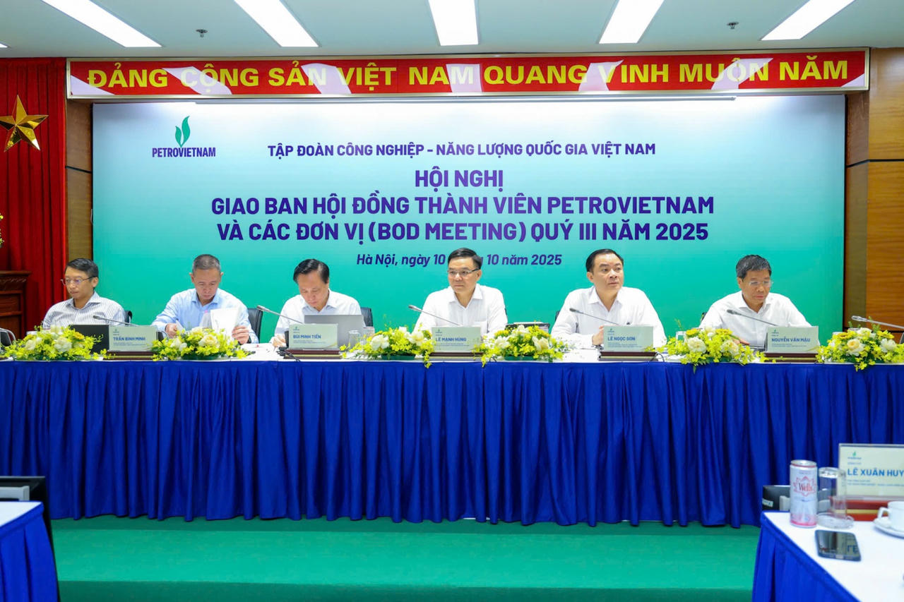 Chủ tịch Petrovietnam Lê Mạnh Hùng cùng các lãnh đạo chủ chốt của đơn vị này chủ trì hội nghị.