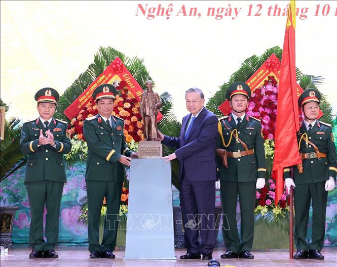 Tổng Bí thư Tô Lâm trao bức tượng Chủ tịch Hồ Chí Minh tặng Quân khu 4. Ảnh: Thống Nhất/TTXVN