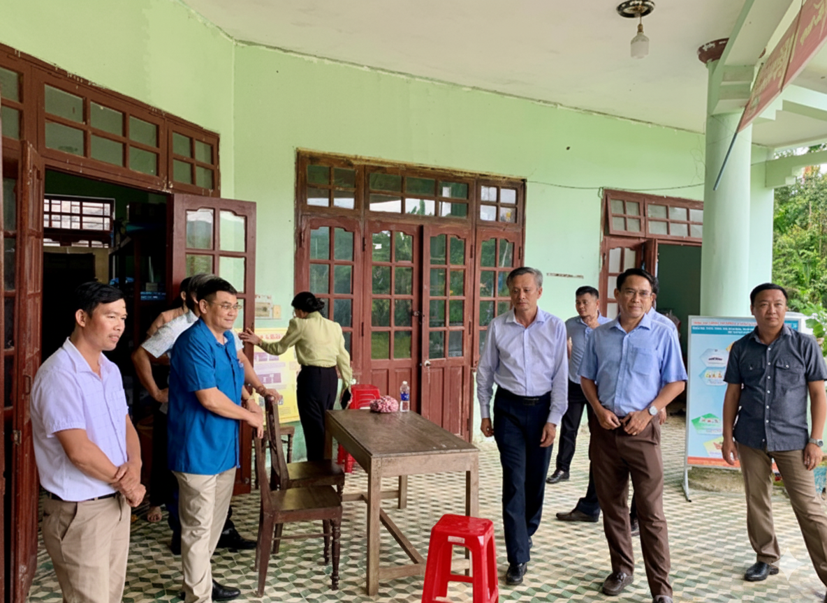 Đoàn giám sát HĐND TP Đà Nẵng kiểm tra tại Trạm Y tế Trà Nú.