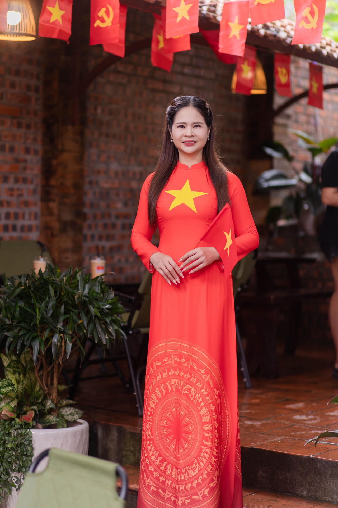 خانم وو تی های، دارنده مدرک کارشناسی ارشد، همیشه با لباس سنتی آئو دای خود که مظهر تصویر سرزمین مادری است، مغرور و با اعتماد به نفس به نظر می رسد (عکس: شرکت حقوقی دوک های).