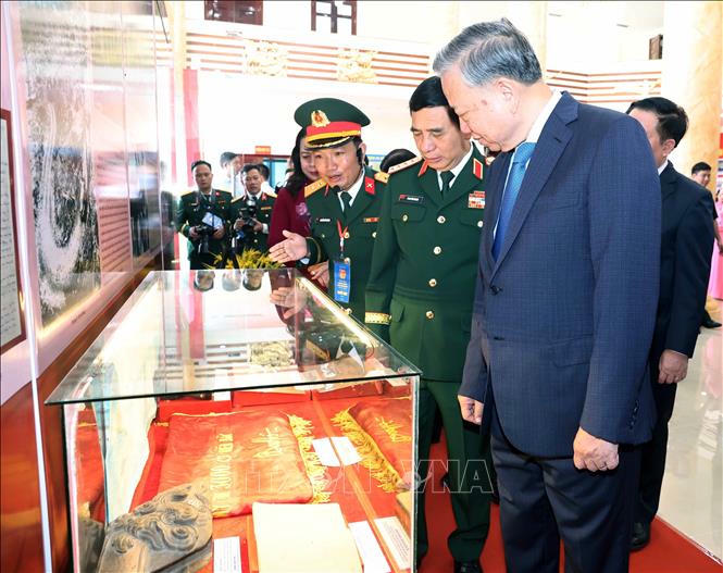 Tổng Bí thư Tô Lâm xem hiện vật của Quân khu trưng bày tại lễ kỷ niệm. Ảnh: Thống Nhất/TTXVN