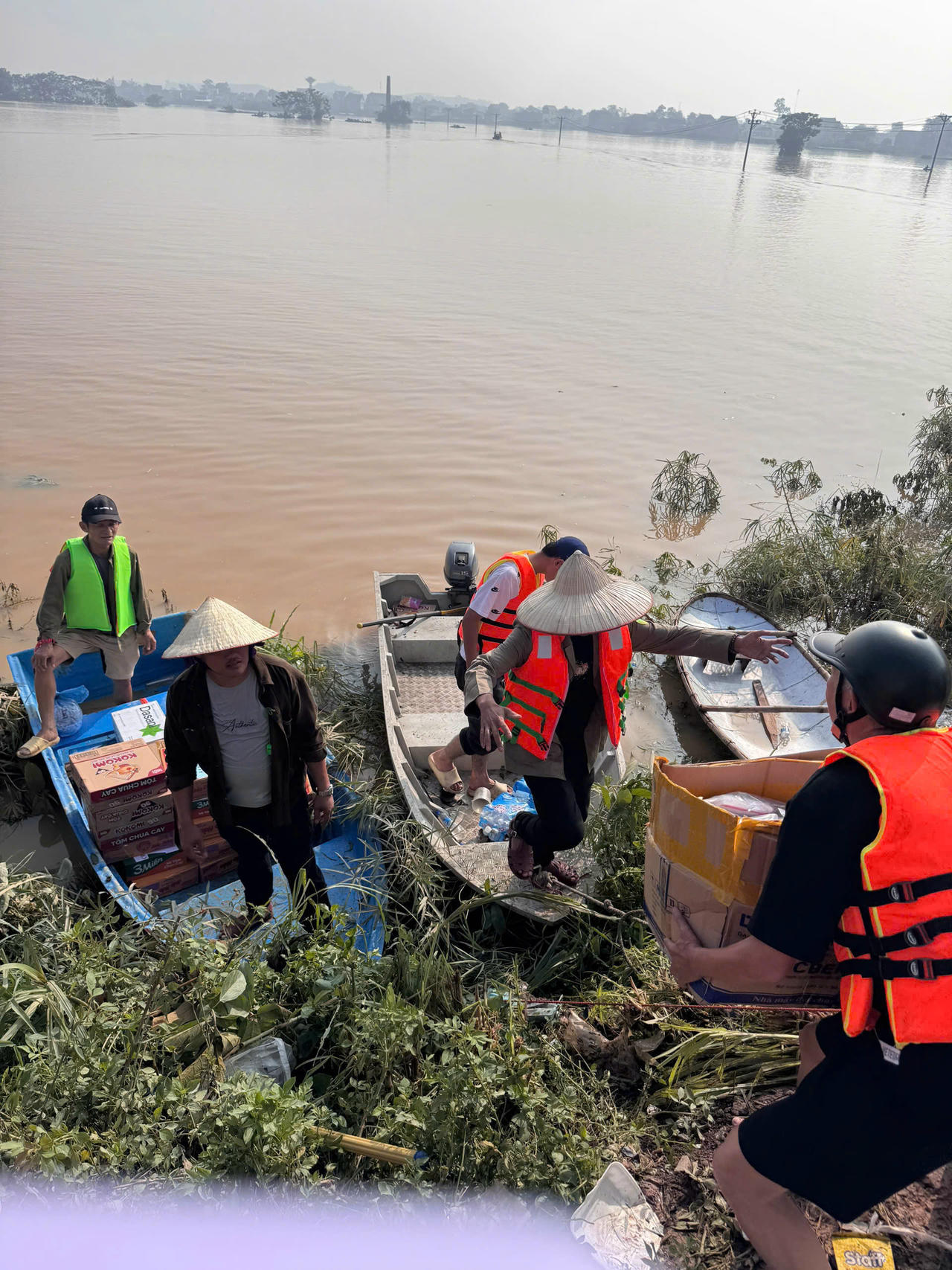 Nước dâng cao, các thành viên TN73 Quảng Trị vẫn can đảm vào vùng ngập sâu để cứu trợ người dân.