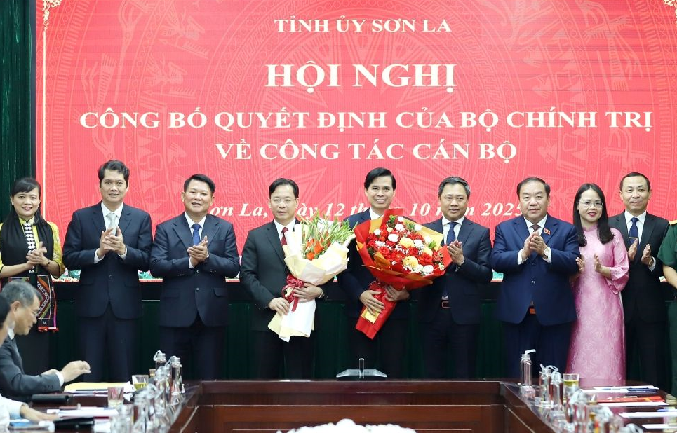 Ban Thường vụ Tỉnh ủy Sơn La tặng hoa chúc mừng ông Hoàng Văn Nghiệm và ông Hoàng Quốc Khánh. 