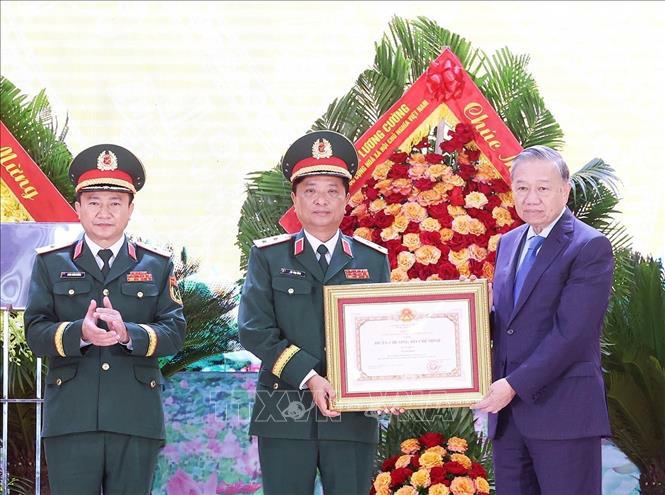 Tổng Bí thư Tô Lâm trao Huân chương Hồ Chí Minh cho đại diện Quân khu 4. Ảnh: Thống Nhất/TTXVN