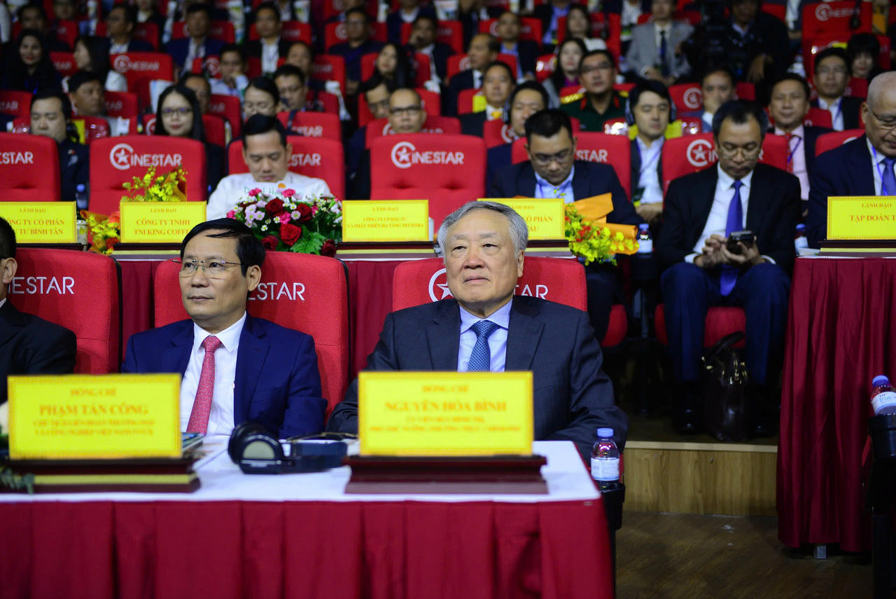 Uỷ viên Bộ Chính trị, Phó Thủ tướng Thường trực Chính phủ Nguyễn Hoà Bình dự Hội nghị.